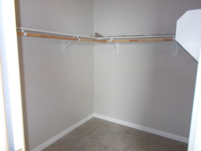 Building Photo - Immaculate 4 BR, 3.5 Bath, 2 Car Garage Ho...