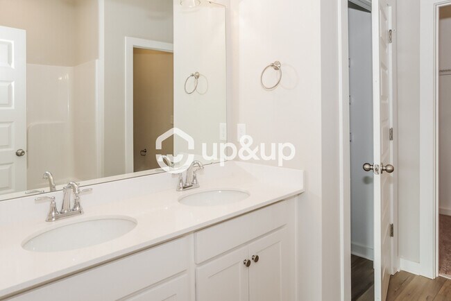 Building Photo - Fantastic 4bd/2ba home! Coming soon!