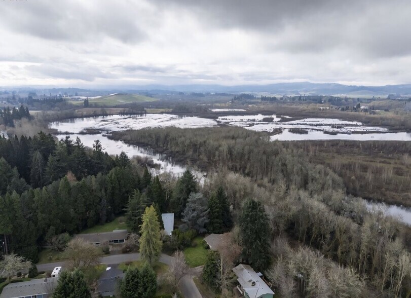 Building Photo - 650 SE Alder Ct