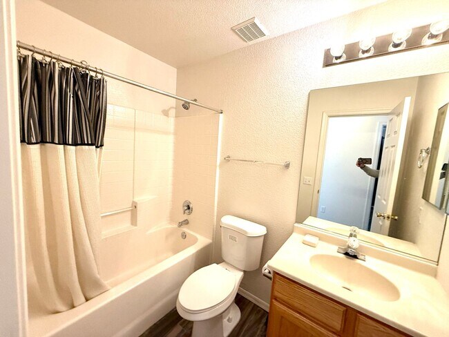 Building Photo - Charming 3-Bedroom Home Near Rotary Park for Rent!