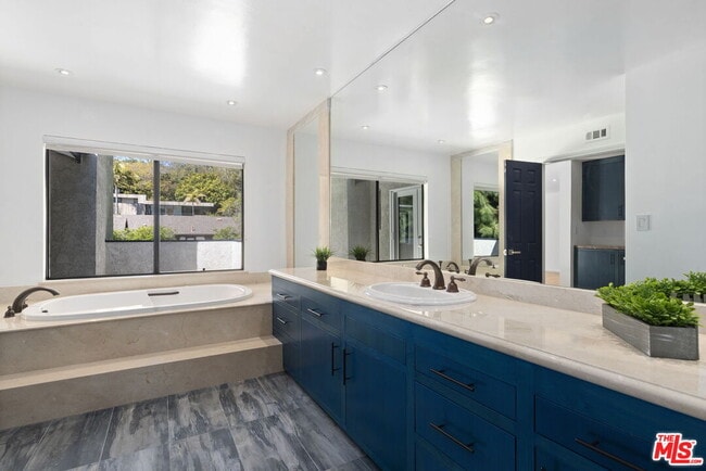 Building Photo - 2937 Deep Canyon Dr