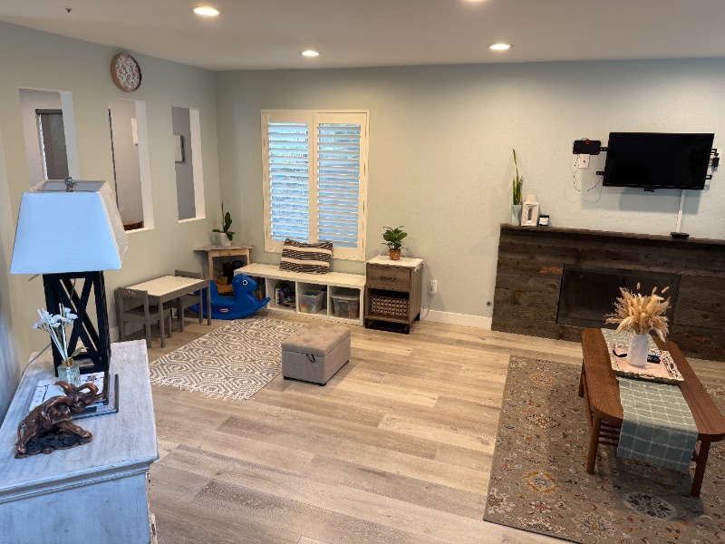 Building Photo - 406 E Center St