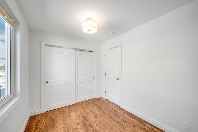 Building Photo - 11 Walnut St