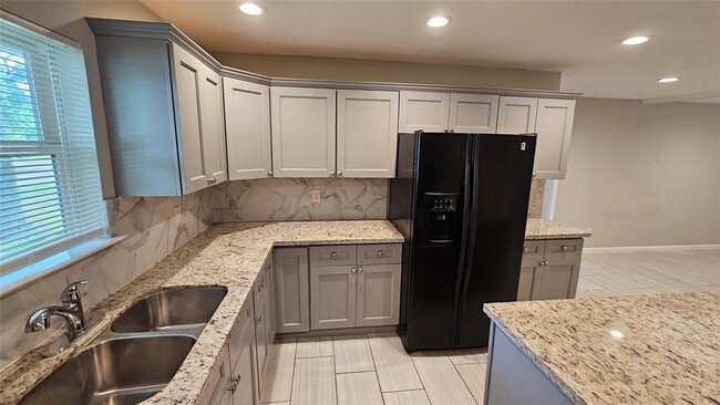 Building Photo - 5502 Chantilly Ln