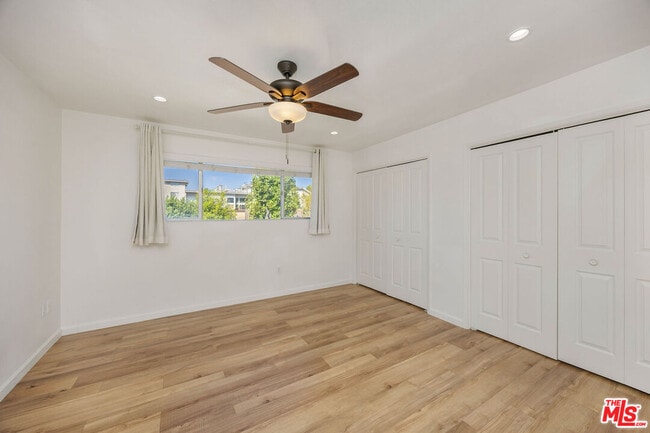 Building Photo - 12801 Moorpark St