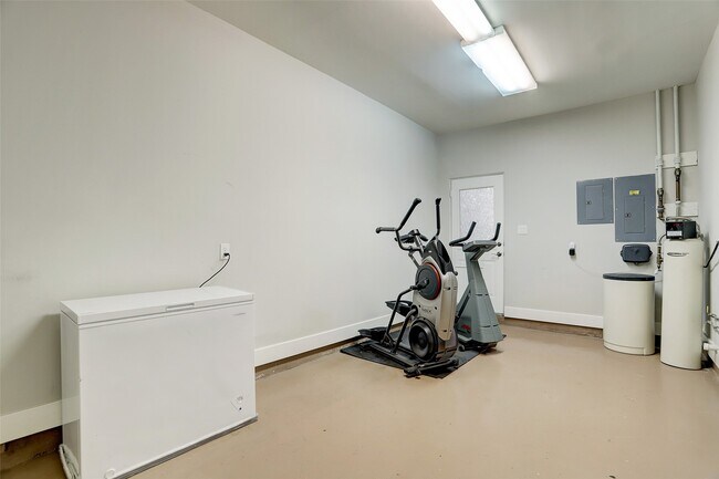 Building Photo - 6310 Taggart St