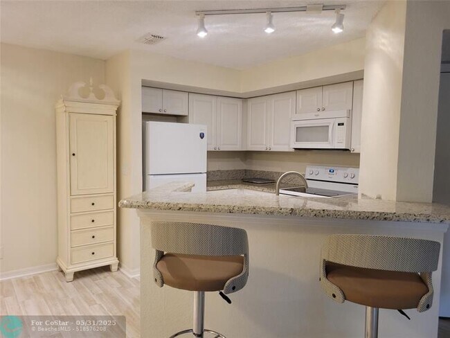 Building Photo - 3330 Pinewalk Dr N