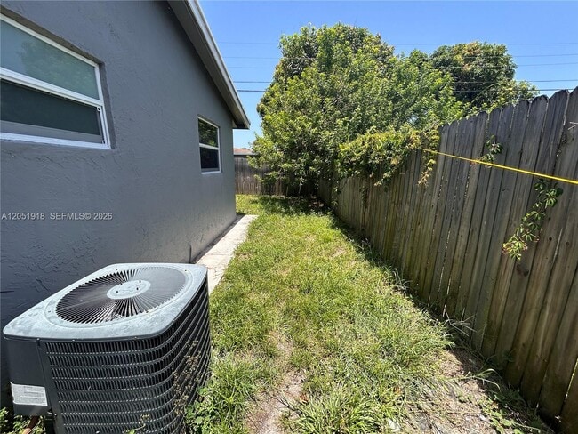 Building Photo - 3070 NW 12th Ct