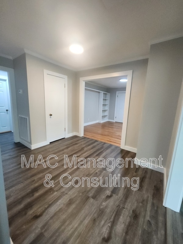 Building Photo - 1067 Crescent Dr