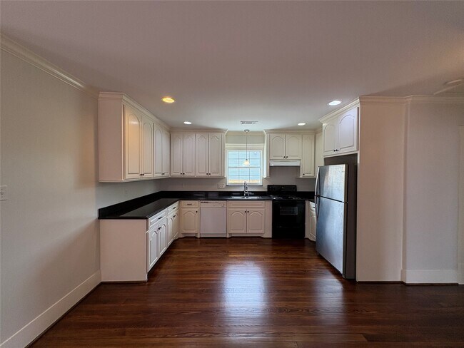 Building Photo - 404 E 29th St