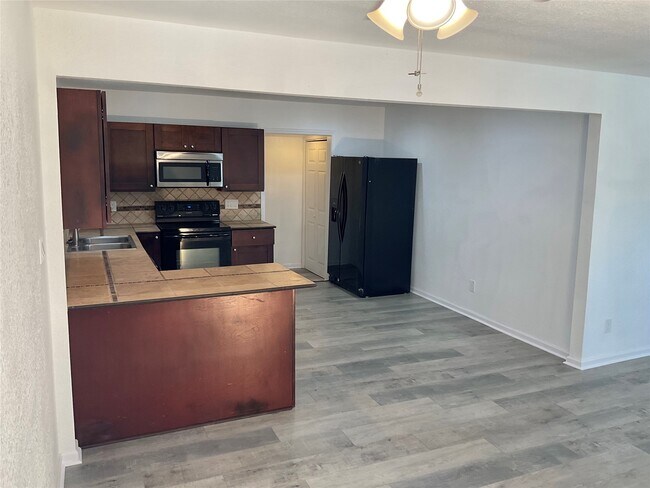 Building Photo - 5728 Sylvia Dr