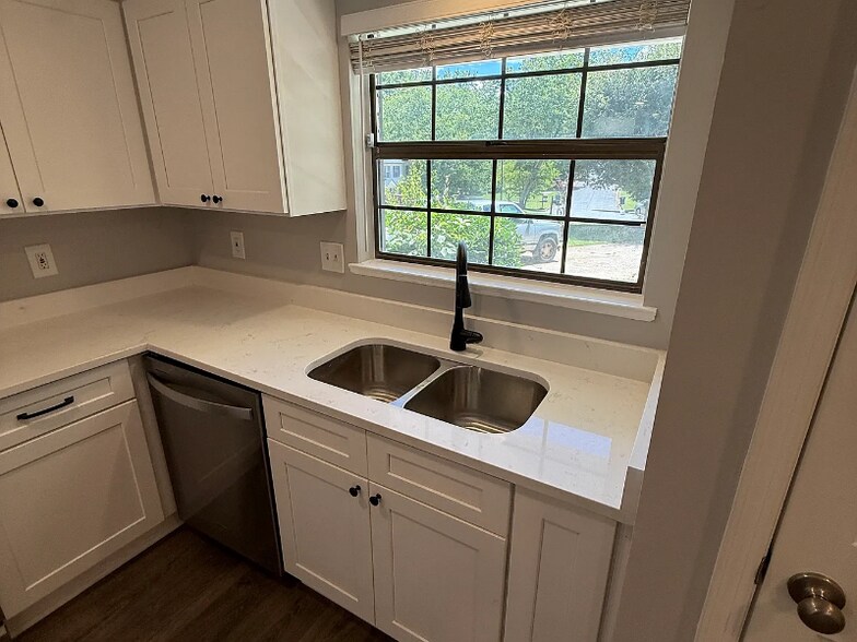 Building Photo - 5085 Village Green Way