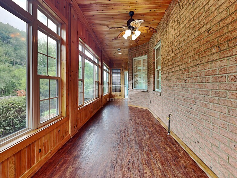 Building Photo - 1414 Caleb Trl