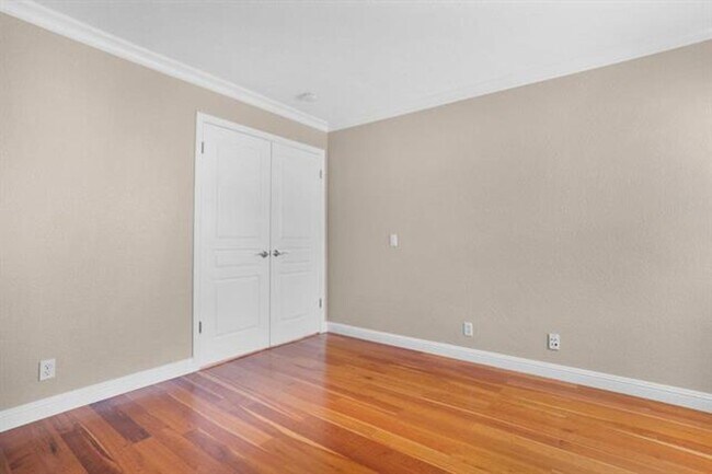 Building Photo - Fully remodeled home, Pet friendly with A/...