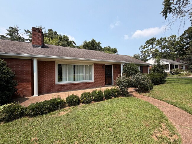 Building Photo - 2 bedroom, 1 bath home near Harding Place