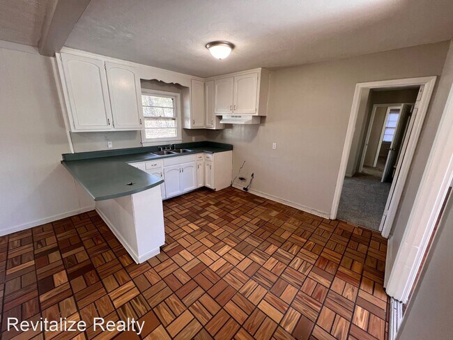 Building Photo - 3 br, 1 bath House - 1208 Castlewood Dr