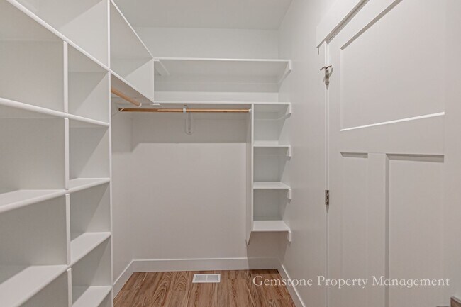 Building Photo - $300 off first month for February move-in - END UNIT - Darling 3 Bed 2.5 bath townhome in Sugar C...