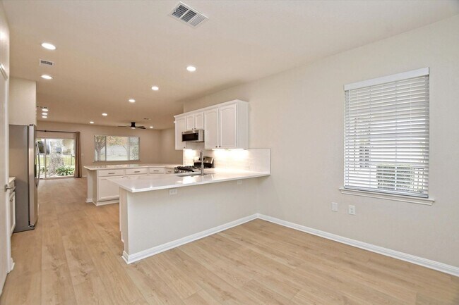 Building Photo - 405 Dawson Trail