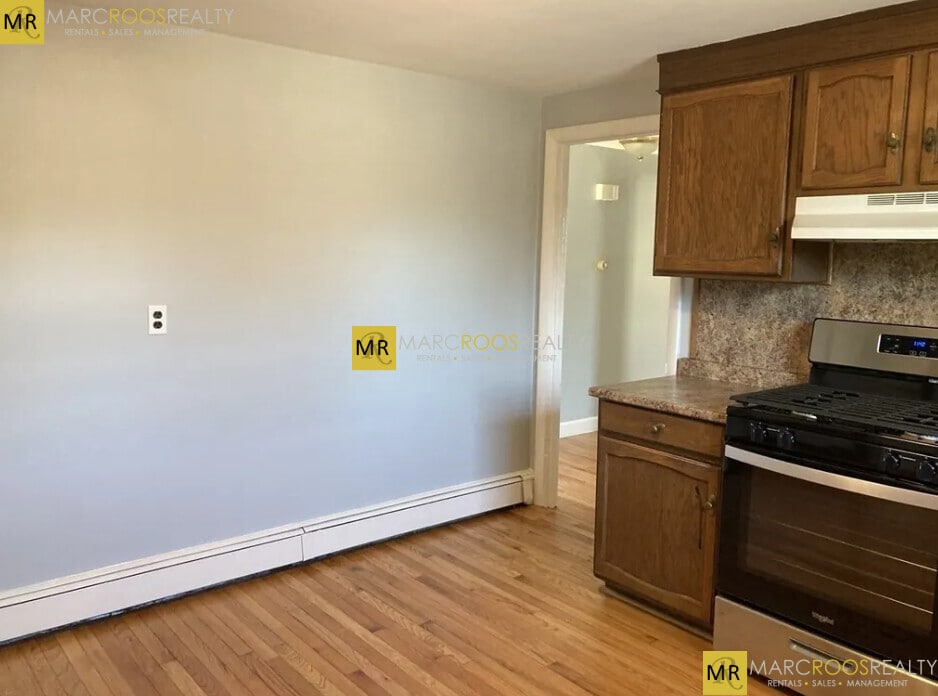 Building Photo - 10 Pine St