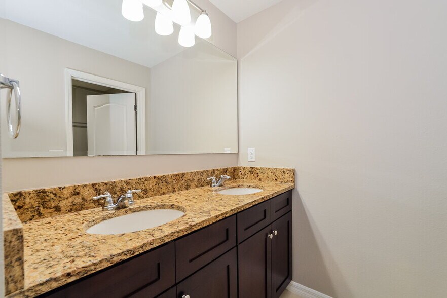 Building Photo - 3286 Landing Vw