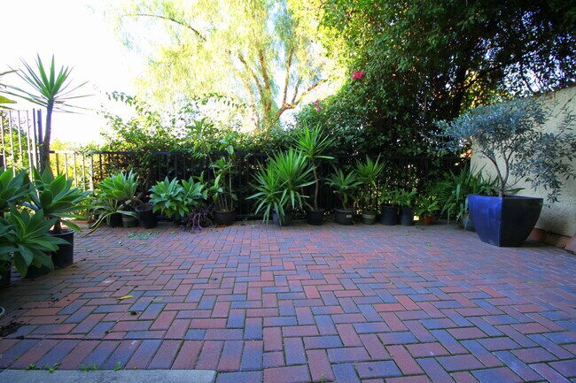 outside patio area - 904 W Mabel Ave