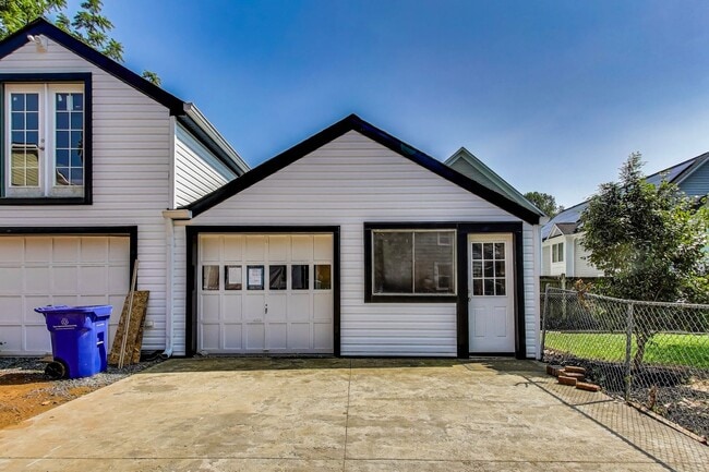 Building Photo - Cute 2 bed + Loft + 2 Bath SF w/ Fenced Yard