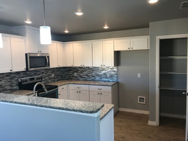 Building Photo - 3/2 In Willow Bend!