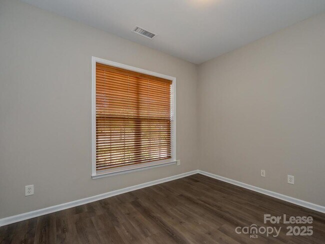 Building Photo - 14930 Ballantyne Village Way