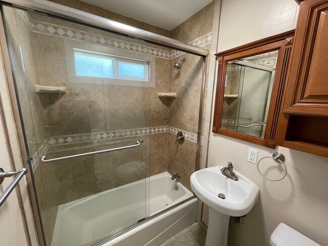 Building Photo - 71 Suffolk Ave