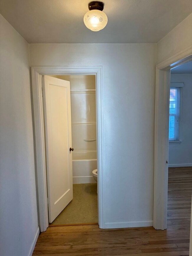 Building Photo - 1 Bedroom Duplex in Downtown Eugene