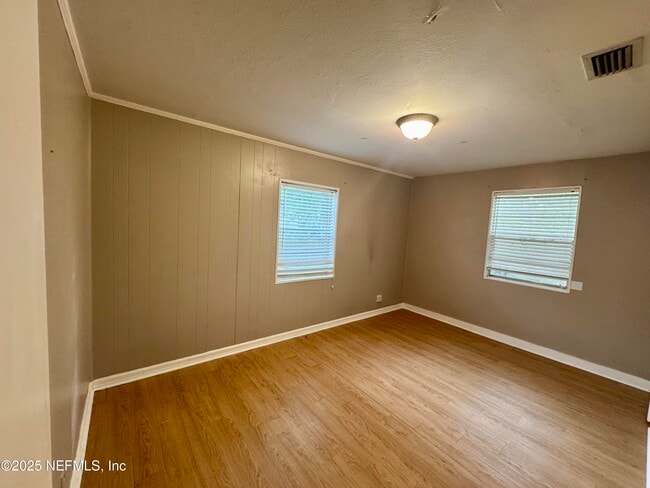 Building Photo - 2649 Lake Shore Blvd