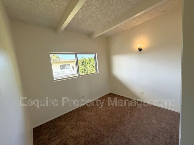Building Photo - 2050 N Ventura Rd