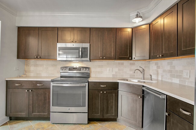 Building Photo - 1002 Castilian Ct