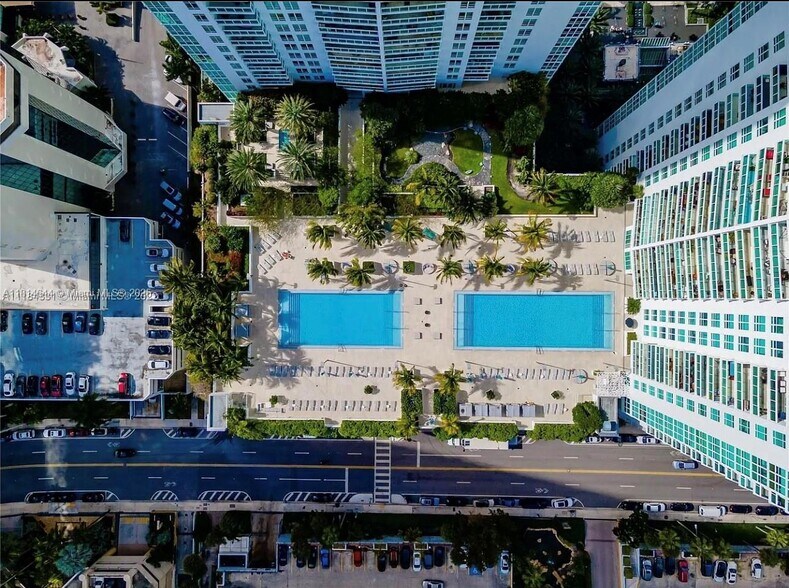 Building Photo - 950 Brickell Bay Dr