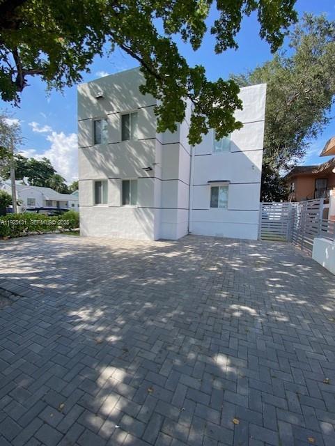 Building Photo - 837 SW 8th Ave