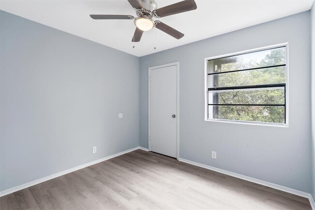 Building Photo - 302 Hedgewood Dr