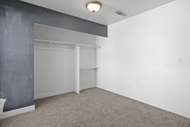 Building Photo - 60 Millpond Dr