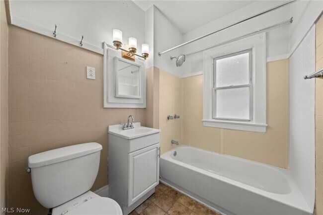 Building Photo - 2056 Wascana Ave