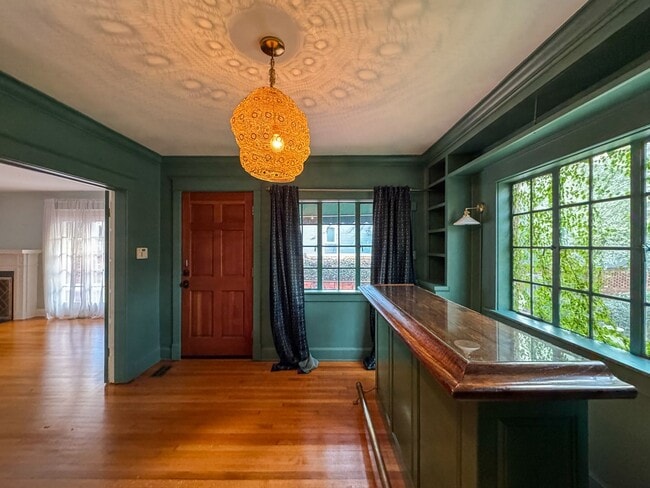 Building Photo - Stunning 4 Bed 4 Bath Haymount Home