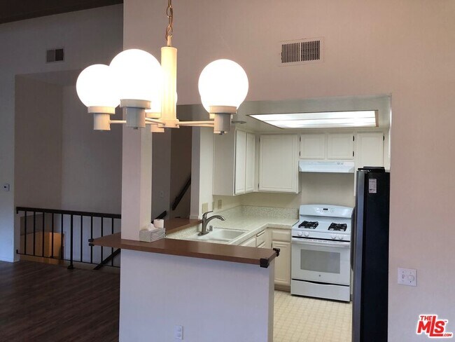 Building Photo - 1588 Palisades Dr