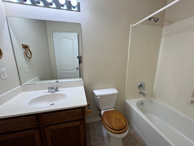 Building Photo - 3 bed 2 bath 1400 sq ft home- MOVE IN SPECIAL!