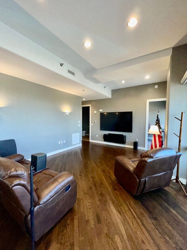 Building Photo - Stunning 2-Bed, 2-Bath Condo for Rent – Pr...