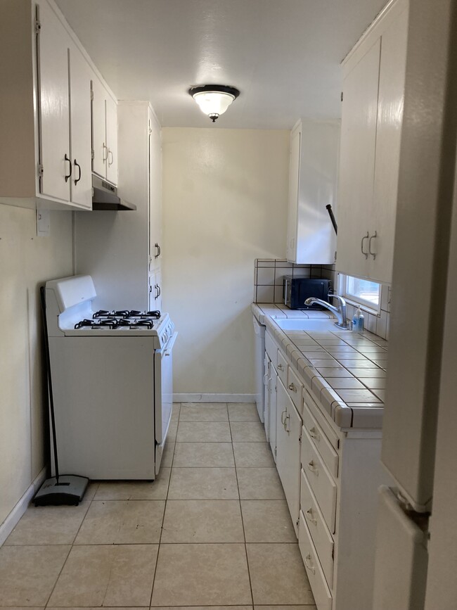 Bright kitchen with gas range & dish washer - 1066 Sherwood Ave