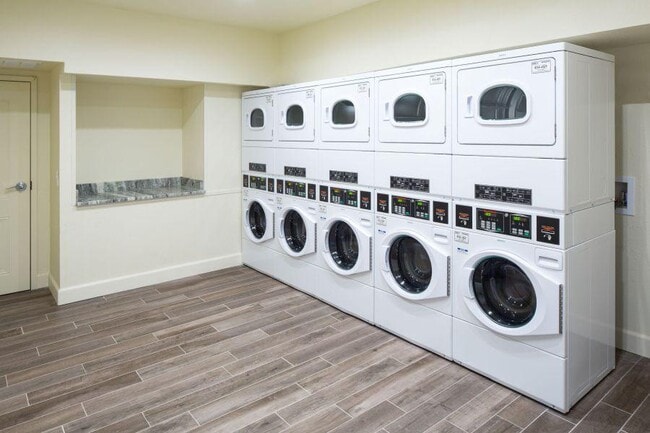 Building Photo - 8050 Baymeadows Cir W