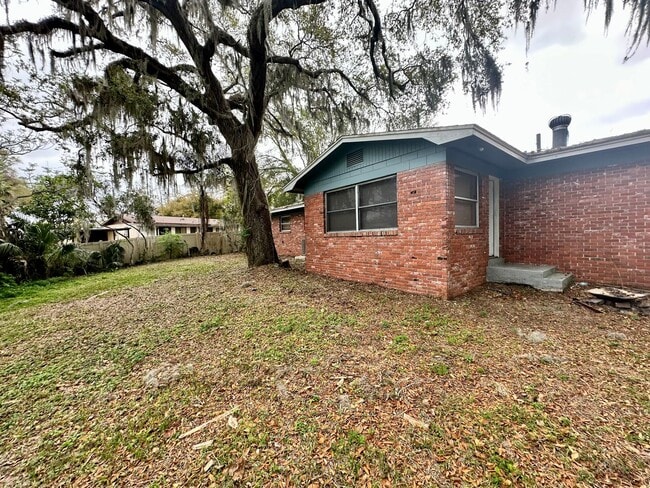 Building Photo - Charming 3-Bedroom, 1.5-Bathroom Home with Stunning Lake Views