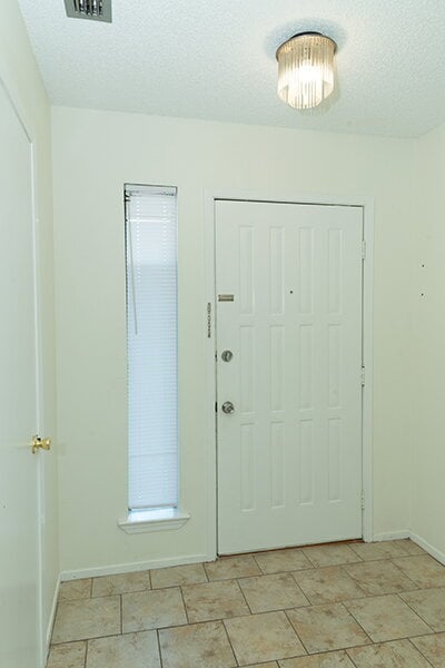Building Photo - "Charming Townhouse on Hollywood Blvd with Spacious 1156 Sq Ft Layout!"