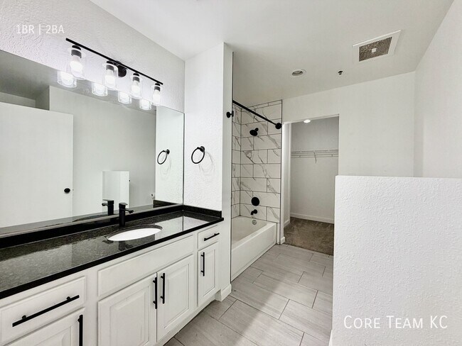 Building Photo - 934 Broadway Blvd