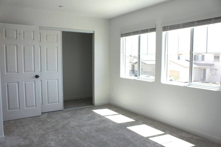 Building Photo - 12663 Snowy Owl Way