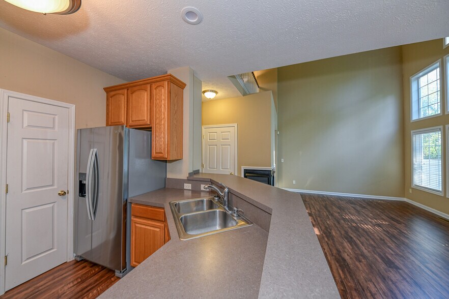 Building Photo - 5845 Crescent Ridge Dr