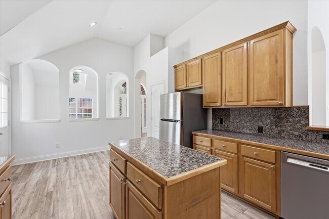 Building Photo - 567 Southridge Way